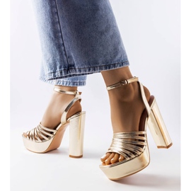 Sandalen mit klobigem Absatz von Ariande golden 1