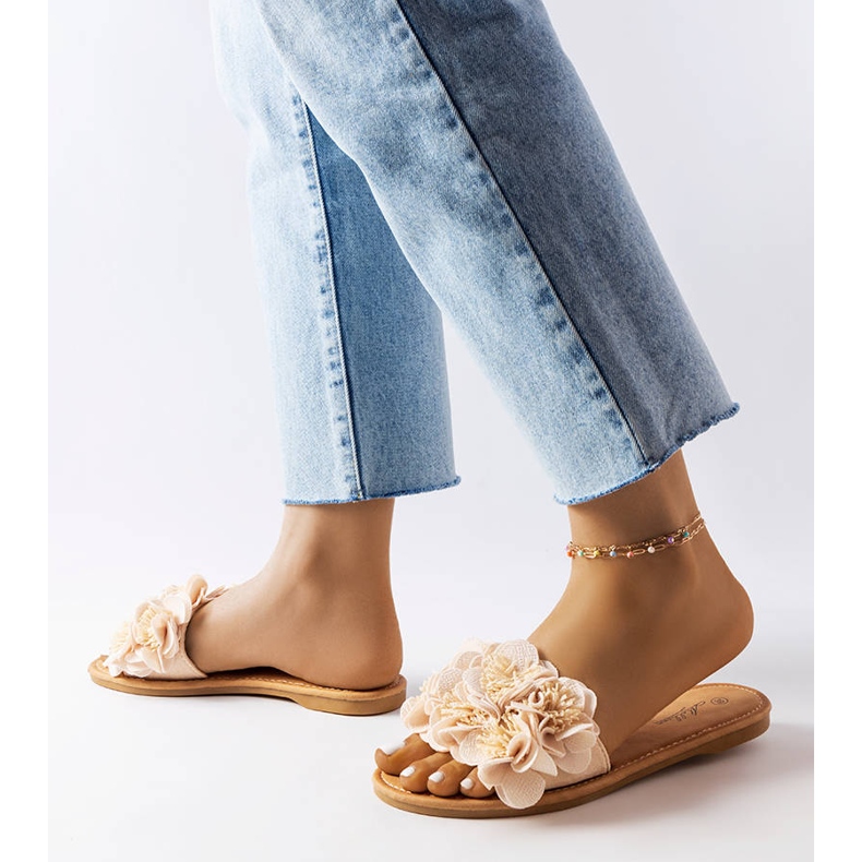 Beige Hausschuhe mit Blumen von Alfrida 2