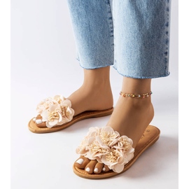 Beige Hausschuhe mit Blumen von Alfrida 1