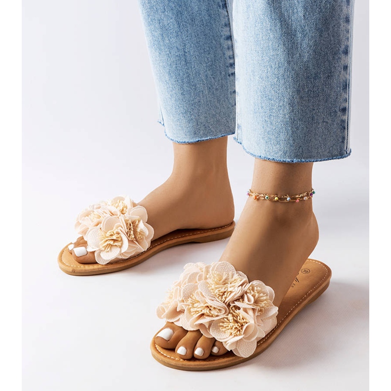 Beige Hausschuhe mit Blumen von Alfrida 1