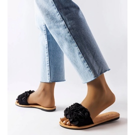 Schwarze Hausschuhe mit Blumen von Alfrida 2