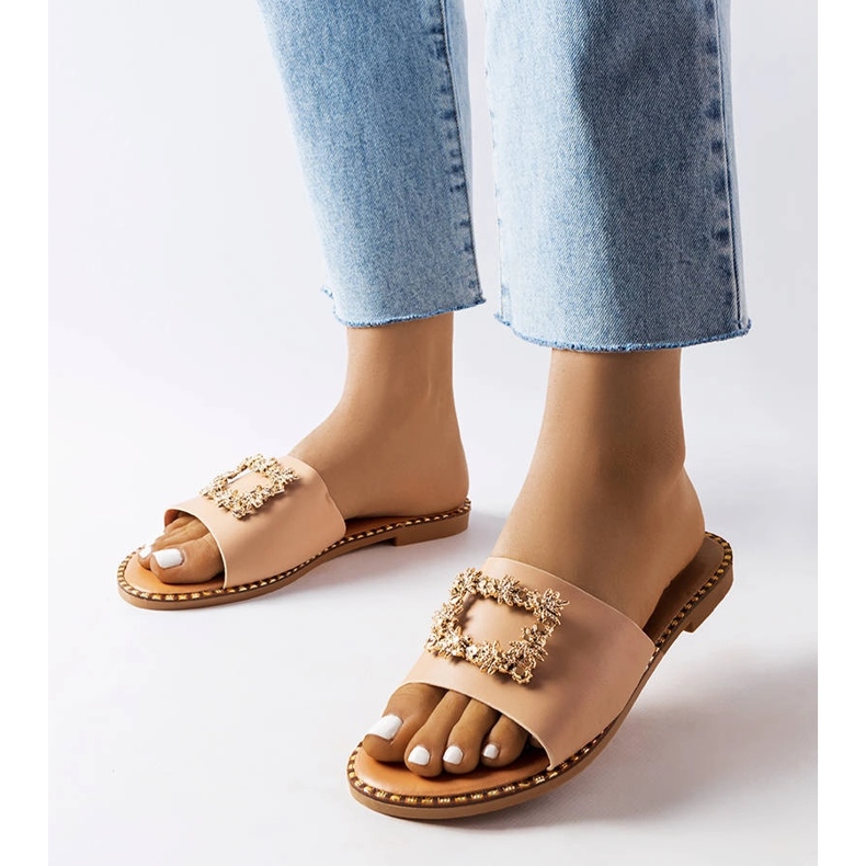 Beigefarbene Slider mit Verzierung von Miriama 1