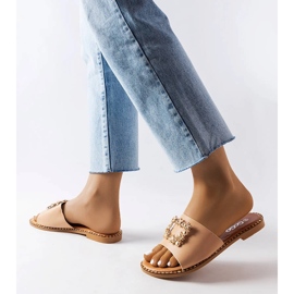 Beigefarbene Slider mit Verzierung von Miriama 2