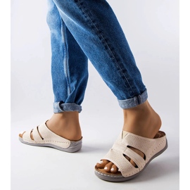 Beigefarbene leichte Keilsandaletten von Oliwia 1