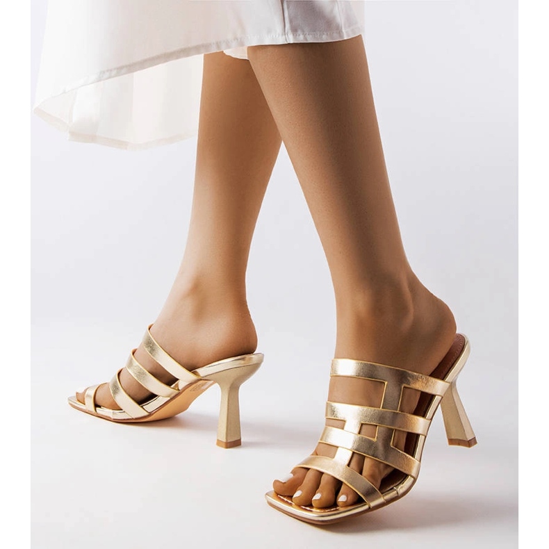 Goldene Flip-Flops an einer Anstecknadel 1