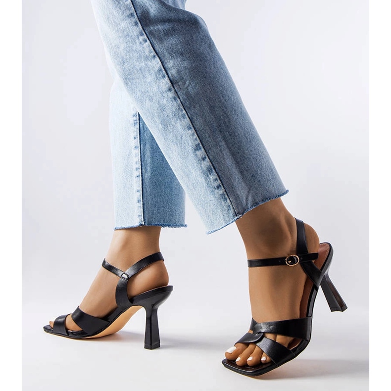 Schwarze Karolina-Sandalen mit hohem Absatz und Gürtel 1