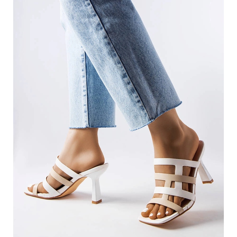 Weiße Flip-Flops an einer Anstecknadel 1