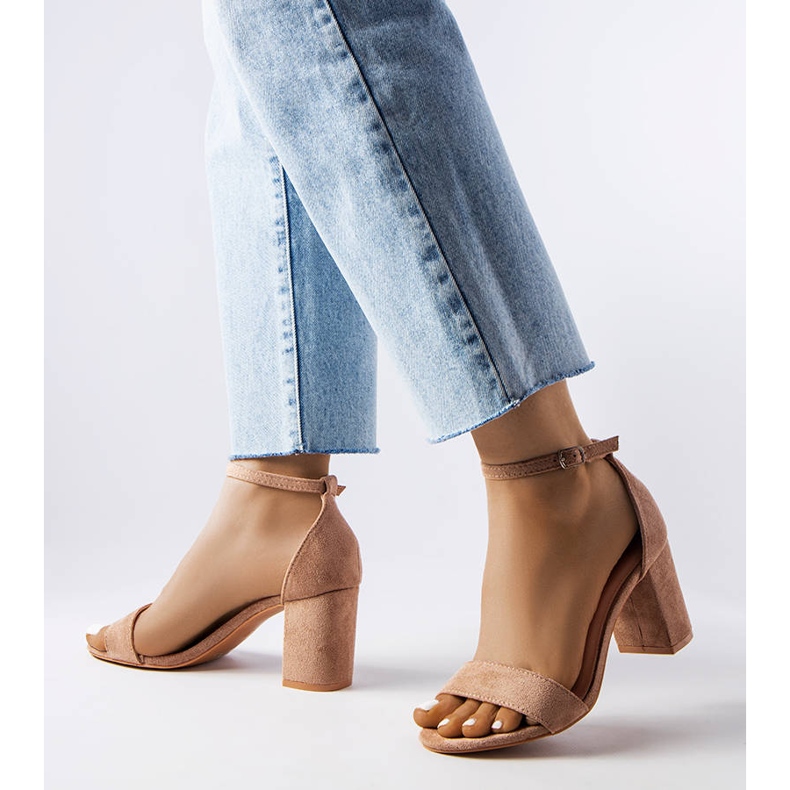 Beigefarbene Sandalen mit niedrigem Absatz von Lourna 1