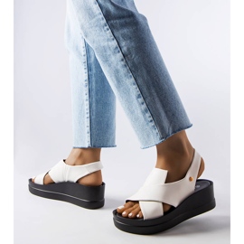 Weiße Keilsandalen von Adelina 1