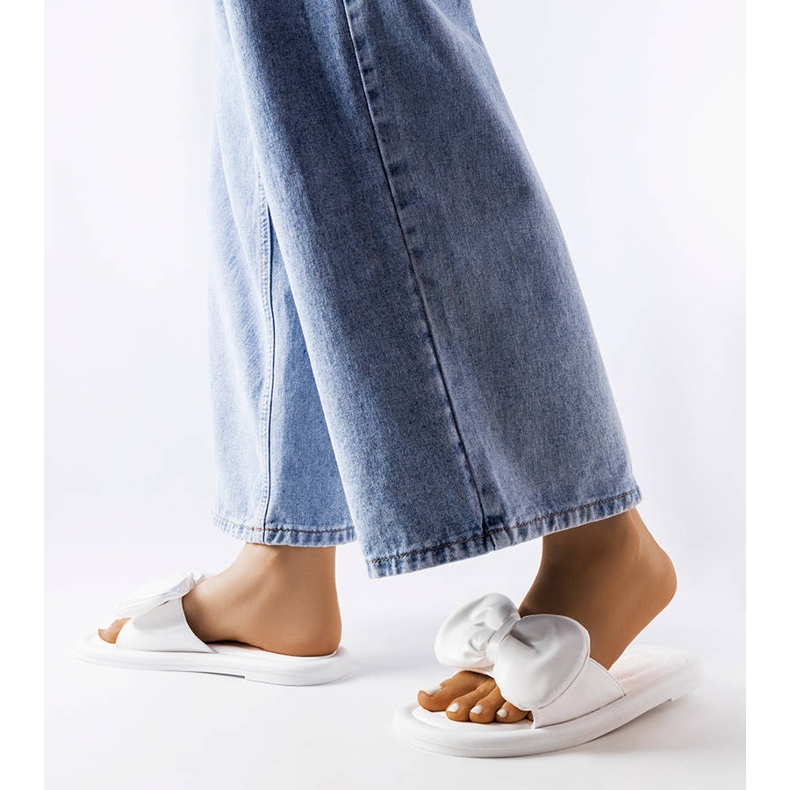 Weiße Hausschuhe mit Schleife von Lende 2