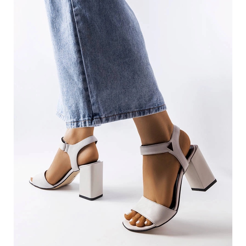 Graue Pfostensandalen von Karino 1