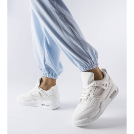 Weiße Sneaker aus Malas kombinierten Materialien 1