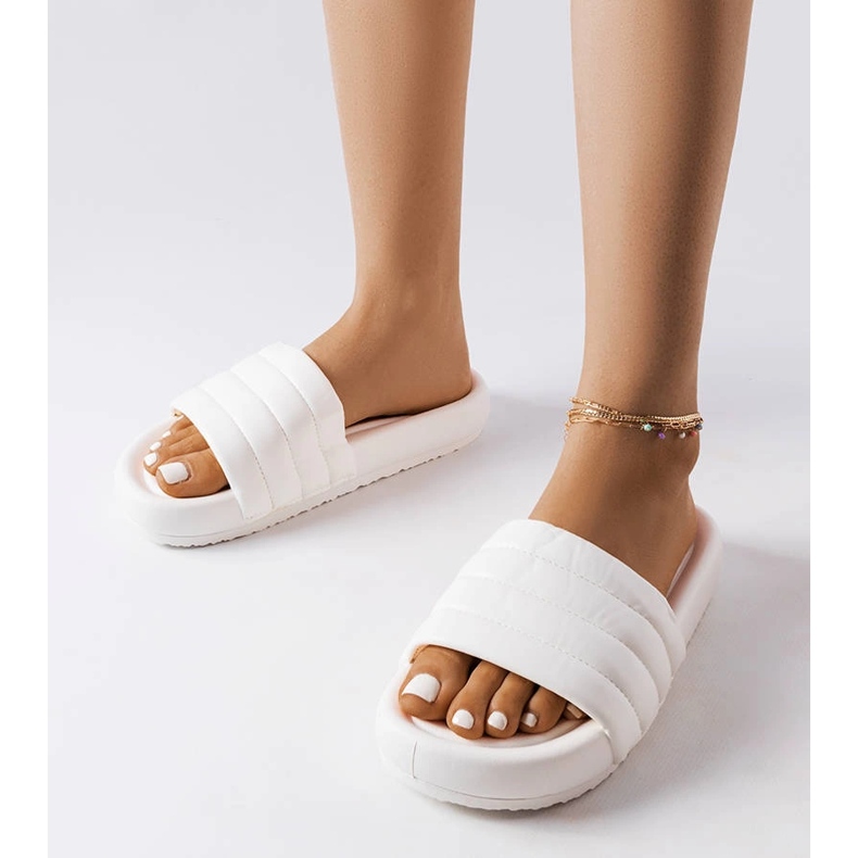 Weiße Flip-Flops mit Dorene-Steppung verziert 1