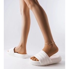 Weiße Flip-Flops mit Dorene-Steppung verziert 2