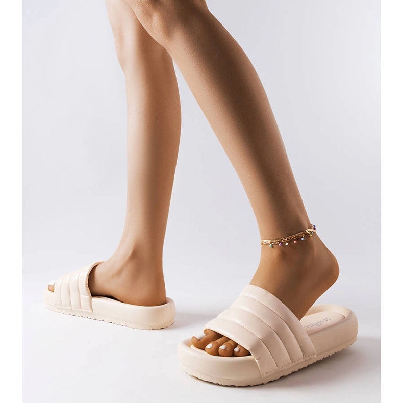 Inna Beigefarbene Hausschuhe mit Steppmuster von Dorene 2