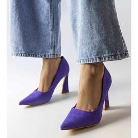 Lila Pumps auf einem asymmetrischen Stiletto-Absatz von Linda violett 1