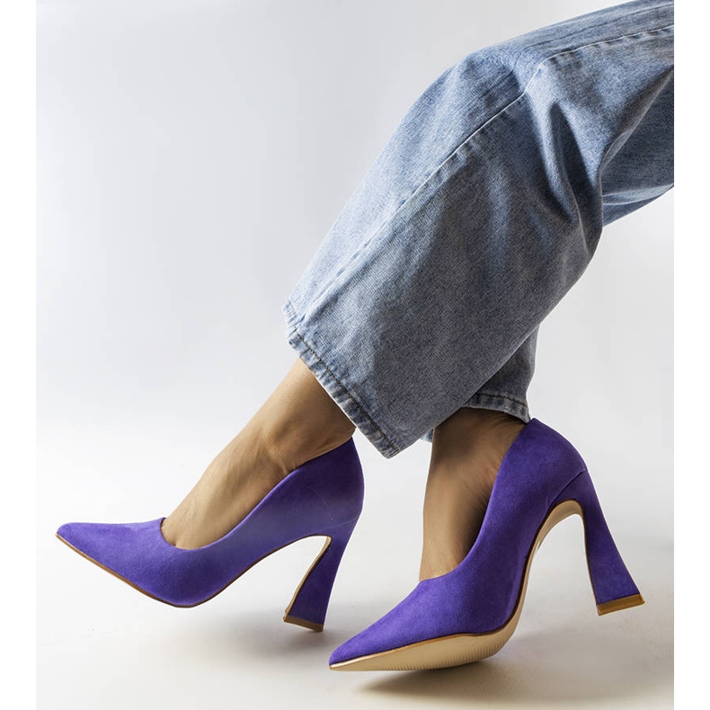 Lila Pumps auf einem asymmetrischen Stiletto-Absatz von Linda violett 2