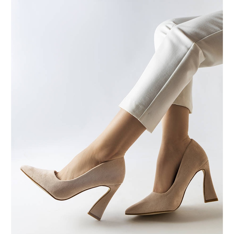 Inna Beige Pumps auf einem asymmetrischen Stiletto-Absatz von Linda 1