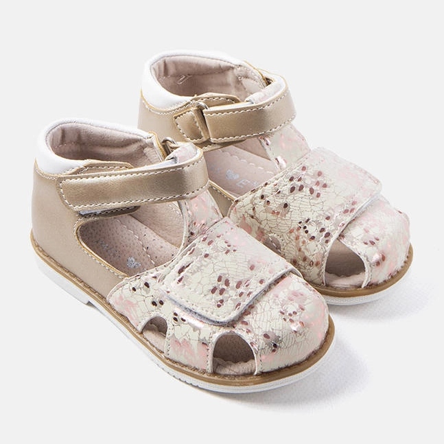 Goldene Sandalen mit einer Compagnon-Innensohle aus Leder 1