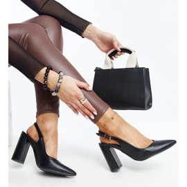 Schwarze Pumps mit offenem Absatz von Wechsler 1