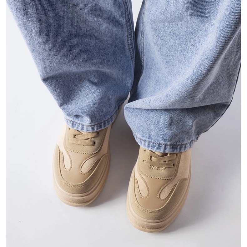 Beigefarbene Sneaker mit Plateau 2