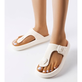 Weiße Flip-Flops auf der Moretti-Plattform 1