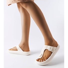 Weiße Flip-Flops auf der Moretti-Plattform 2