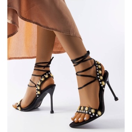 Schwarze Sandalen verziert mit Grange-Perlen 1