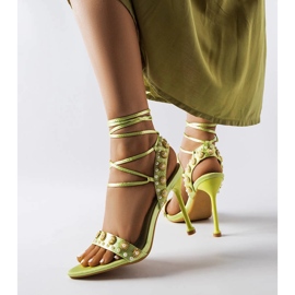 Grüne Sandalen verziert mit Grange-Perlen 1