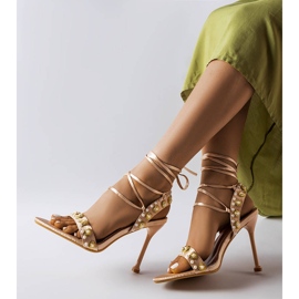 Goldene Sandalen, verziert mit Grange-Perlen beige 1