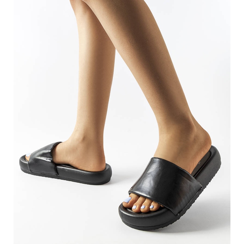 Schwarze Flip-Flops auf der Franco-Plattform 2