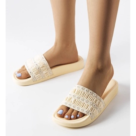 Beigefarbene, mit Rüschen verzierte Slider von Ernest 1