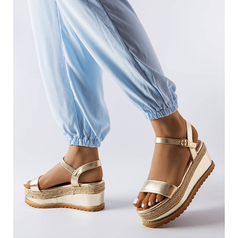 Greifen Sie auf goldene Keilsandaletten zu 1