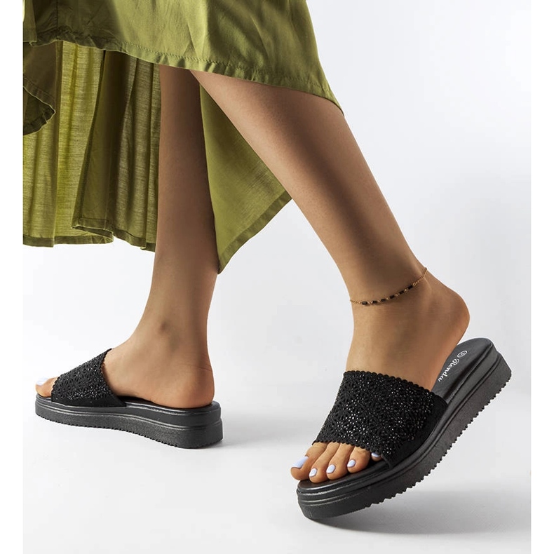 Schwarze durchbrochene Schieber mit Zirkonen von Irvine 2