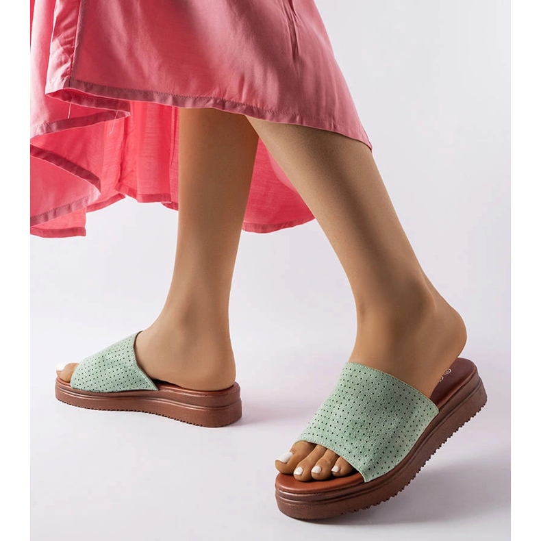 Grüne Hausschuhe mit durchbrochenem Obermaterial von Idabel 2