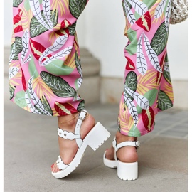 Weiße Blocksandalen von Donizetti 2