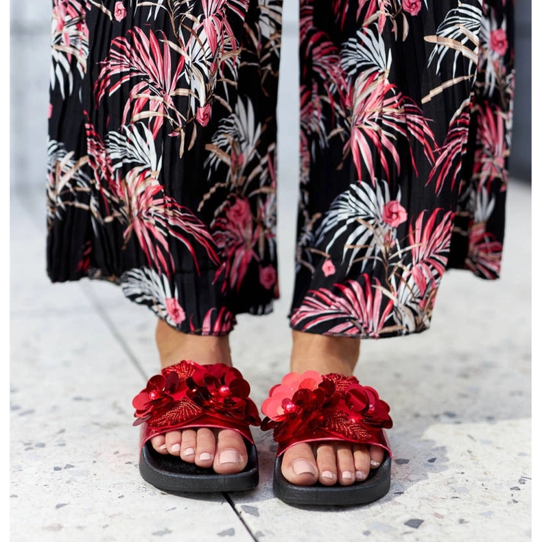 Rote Pantoletten mit dekorativem Obermaterial von Caggio 2