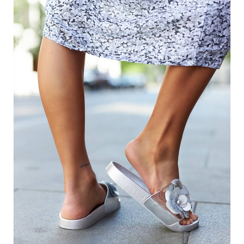 Silberne Pantoletten mit dekorativem Obermaterial von Caggio silber- 1