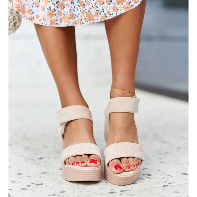 Beige Keilsandaletten von Nerea 1