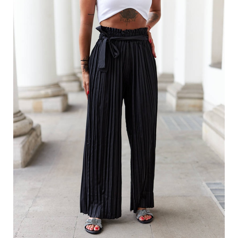 Schwarze Flip-Flops, verziert mit Loreto-Zirkonen 1