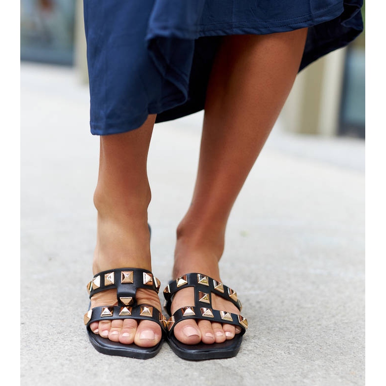 Schwarze Pantoletten verziert mit Agnano-Nieten 1