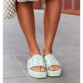 Grüne Hausschuhe auf der Esposito-Plattform 1