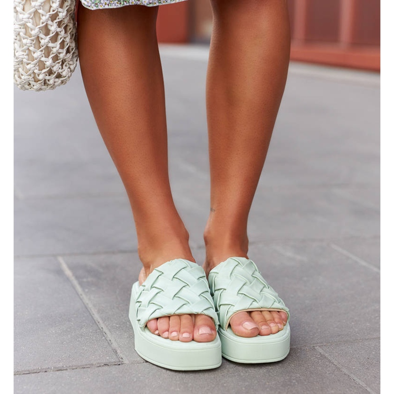 Grüne Hausschuhe auf der Esposito-Plattform 1