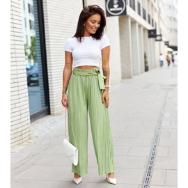 Goldene Folien an einer Nadel mit Ortensio-Zirkonen 1