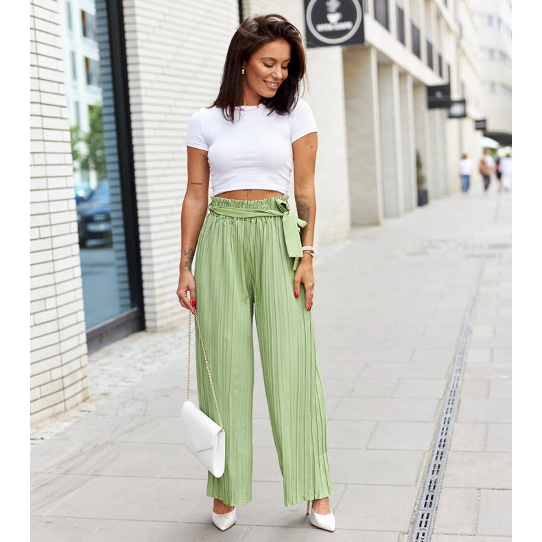 Goldene Folien an einer Nadel mit Ortensio-Zirkonen 1