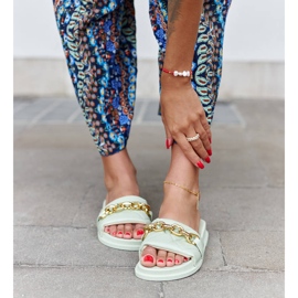 Grüne Pantoletten verziert mit einer Borgo-Kette 1