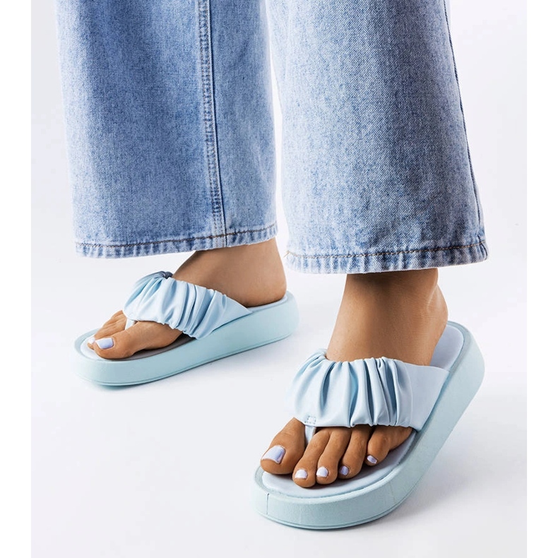 Blaue Flip-Flops mit Rüschen 1