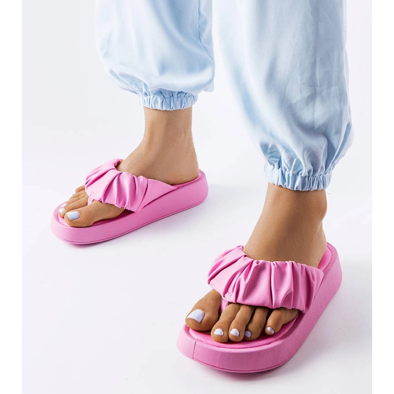 Rosafarbene Flip-Flops mit Rüschen 1