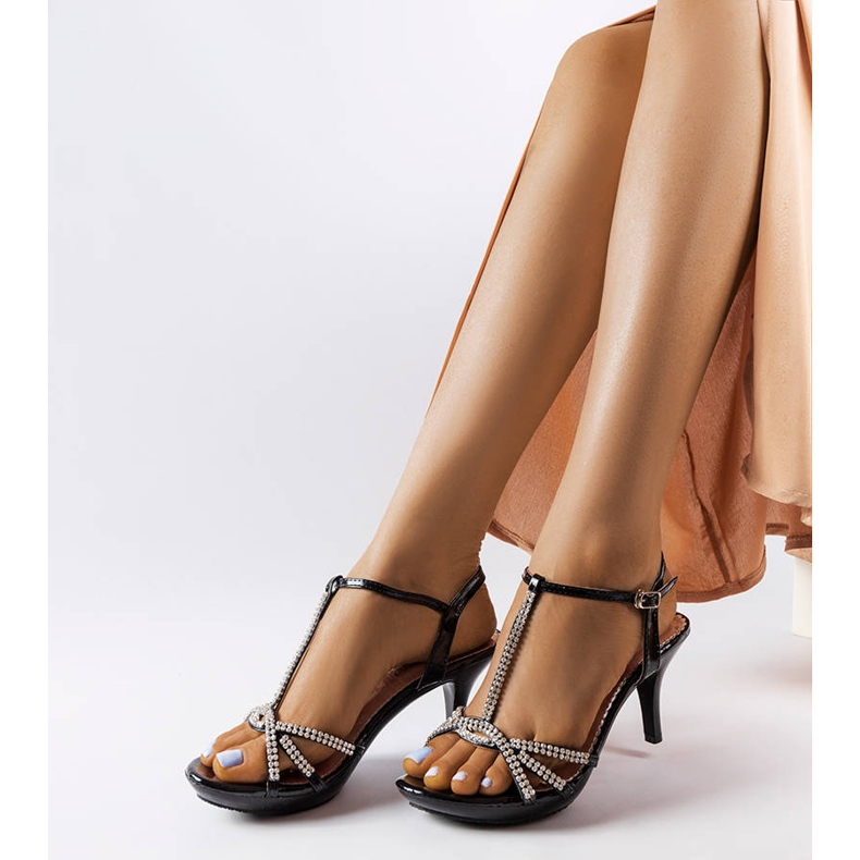 Schwarze Sandalen an einer Anstecknadel mit Zirkonias Franc 1