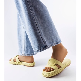 Grüne Hausschuhe auf der Francesco-Plattform 2